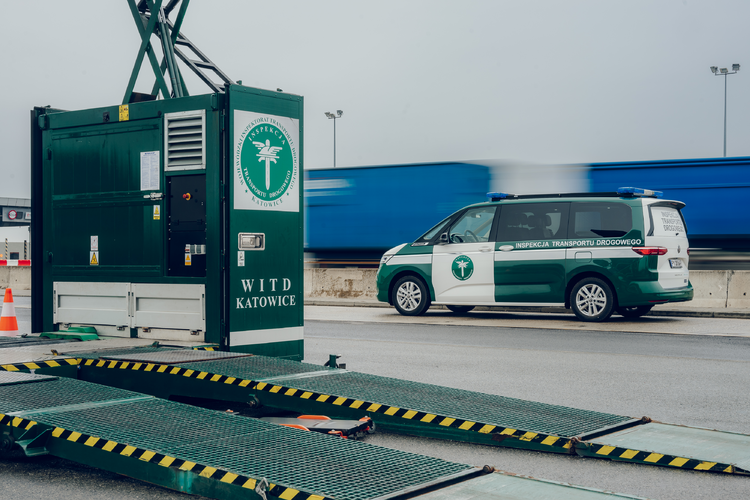 Mobilne biuro w Multivanie